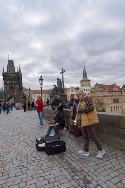 Prag, Çek Cumhuriyeti - 3 Kasım 2025: Çek Cumhuriyeti 'nin Prag kentindeki ünlü Charles Bridge' de sokak müziği grubu