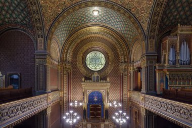 Josefov, Prag 'ın Yahudi mahallesindeki İspanyol sinagogu. Sinagog 1868 yılında şehrin en eski sinagogu olan Fas mimari tarzında inşa edilmiştir.