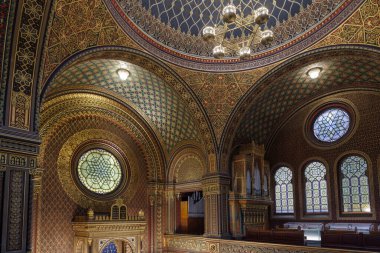 Josefov, Prag 'ın Yahudi mahallesindeki İspanyol sinagogu. Sinagog 1868 yılında şehrin en eski sinagogu olan Fas mimari tarzında inşa edilmiştir.