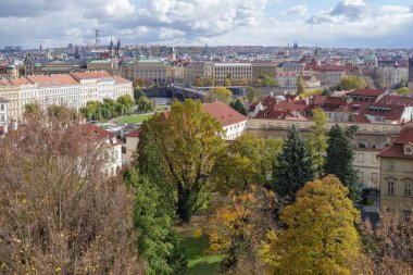 Prag kenti, Çek Cumhuriyeti 'nin Mala Strana bölgesindeki eski binaların Prag Kalesi' nden ufuk çizgisi manzarası