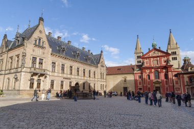 Prag, Çek Cumhuriyeti - 3 Kasım 2025: Çek Cumhuriyeti 'nin Prag Kalesi kompleksinin önündeki bir caddede turistler