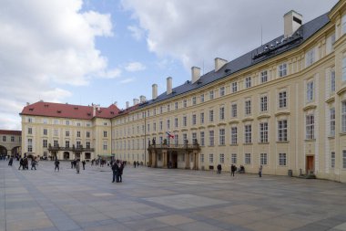 Prag, Çek Cumhuriyeti - 3 Kasım 2025: Çek Cumhuriyeti 'nin Prag Kalesi kompleksinin önündeki bir caddede turistler