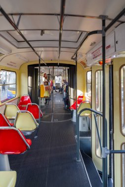 Prag, Çek Cumhuriyeti - 5 Kasım 2025: Prag 'ın içinde klasik tramvay 42, Avusturya-Macaristan monarşisi zamanından, 1950' lerden ya da 1970 'lerden. Prag 'ı gezen ziyaretçiler