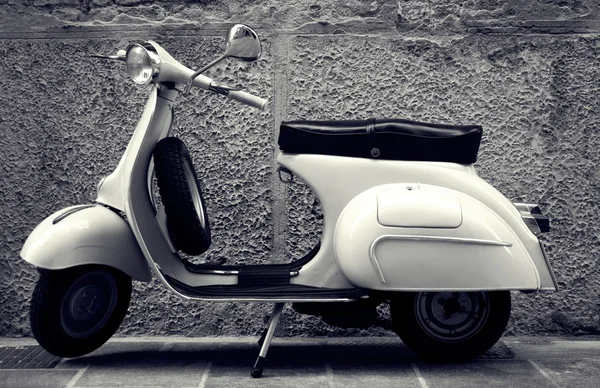 Oude Italiaanse scooter geparkeerd in de straat — Stockfoto