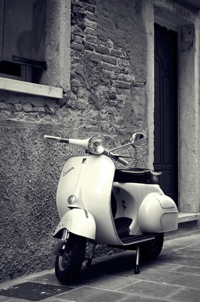 Eski İtalyan scooter sokakta park edilmiş.