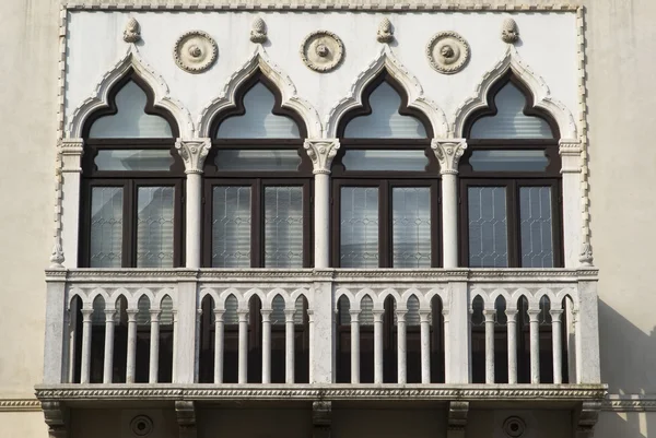 Janelas em estilo veneziano — Fotografia de Stock