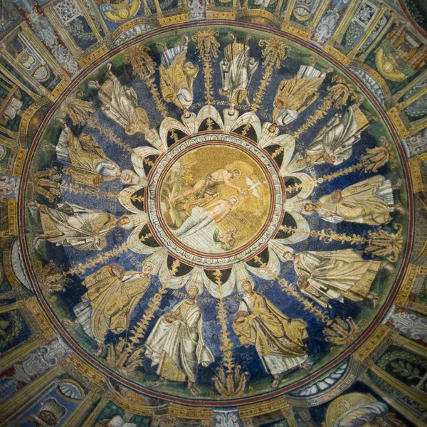 Het plafond mozaïek van het Baptisterium van Neon. Ravenna, Italië — Stockfoto