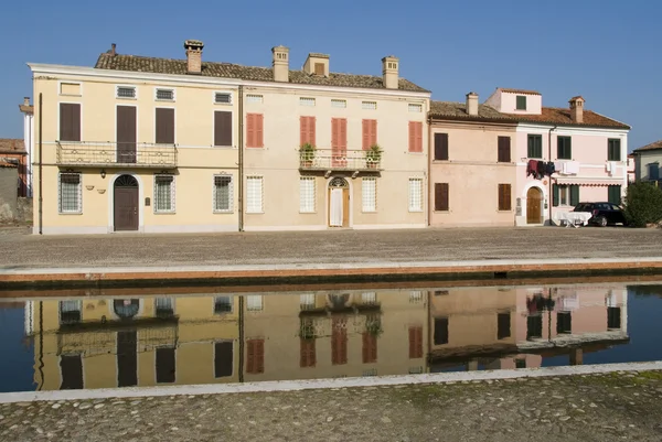 Comacchio, Itálie. Bytový dům — Stock fotografie