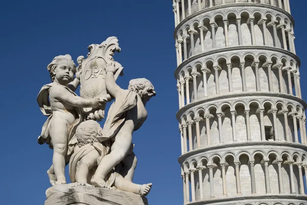 Pisa Kulesi ile ön planda bir heykel — Stok fotoğraf