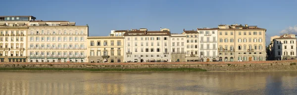 Avondlicht op de oever van de Arno in het centrum van Florence — Stockfoto