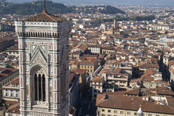 Giotto's bell tower gezien vanaf de top van de Duomo — Stockfoto