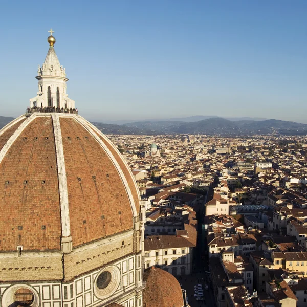 Vue en angle élevé du dôme de la cathédrale de Florence — Photo
