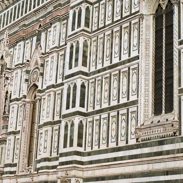 Dettagli della facciata in marmo decorato del Duomo di Firenze — Foto Stock