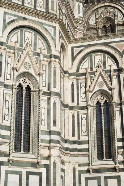 Dettagli della facciata in marmo decorato del Duomo di Firenze — Foto Stock