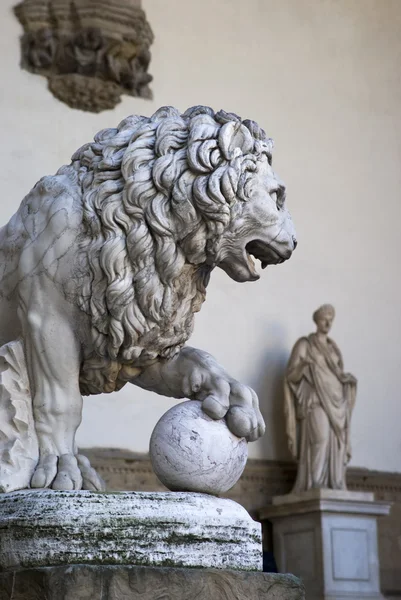 Мраморная статуя льва, Флоренция — стоковое фото