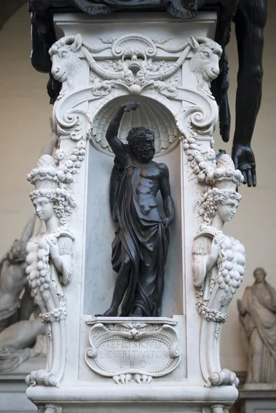 Florenz. Basis der Perseus-Statue von benvenuto cellini (1545)) — Stockfoto