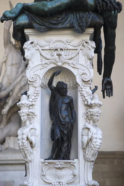 Florence. Base de Perseus beeld gemaakt door Benvenuto Cellini (1545) — Stockfoto