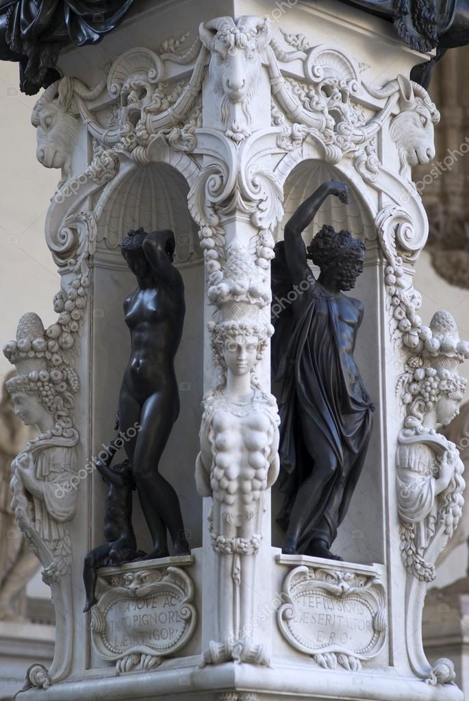Florence. Base the Perseus statue made by Benvenuto Cellini (1545) — Stock  Editorial Photography