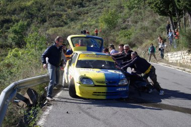 Yarış sırasında kaza araba