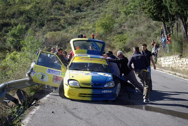 Yarış sırasında kaza araba — Stok fotoğraf