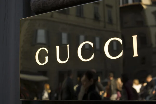 Fechar o logotipo da Gucci na entrada da loja — Fotografia de Stock