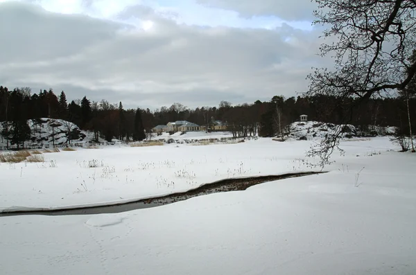 Polynie dans la glace sur le lac — Photo