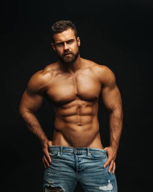 Siyah zemin üzerinde üstsüz fitness modeli Konstantin Kamynin