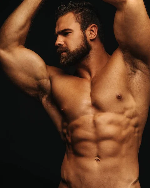 Bärtiger Hemdsloser Fitnessmann Der Nach Links Schaut — Stockfoto