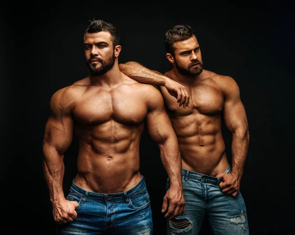 Twee Hunks Staan Zwarte Achtergrond — Stockfoto