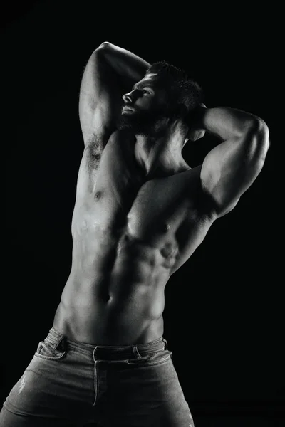 Man Fitness Model Konstantin Kamynin Poseren Shirtloos Zwarte Achtergrond — Stockfoto
