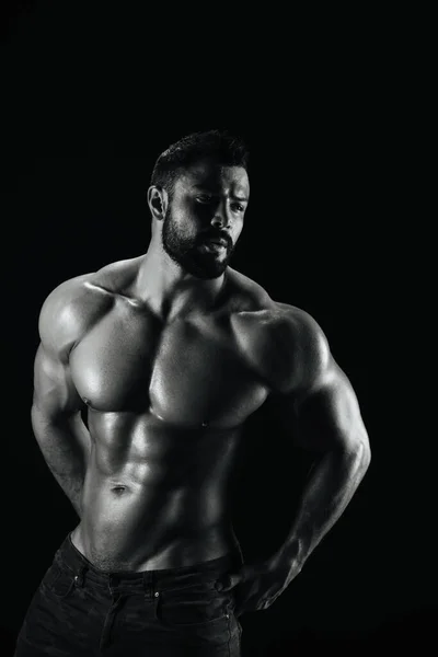 Siyah arka planda duran fitness erkek modeli