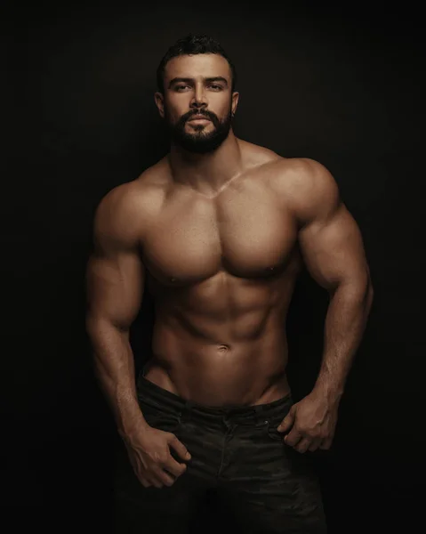 Fitness Hombre Guapo Sin Camisa Pie Sobre Fondo Negro —  Fotos de Stock