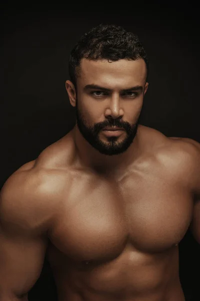Portrét Pohledného Latinskoamerického Muže Bez Košile Černém Pozadí — Stock fotografie