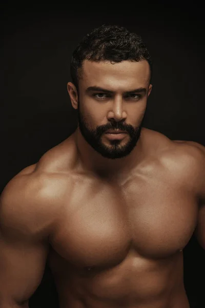 Poprtrait Latin Beau Torse Homme Sur Fond Noir — Photo