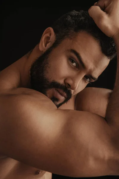 Porträt Eines Lateinischen Gutaussehenden Mannes Ohne Hemd Auf Schwarzem Hintergrund — Stockfoto