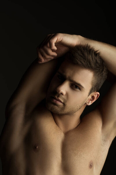 Студийный портрет красивого молодого человека