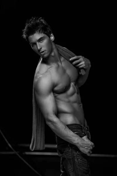 Porträt Eines Muskulösen Gutaussehenden Mannes Jeans — Stockfoto