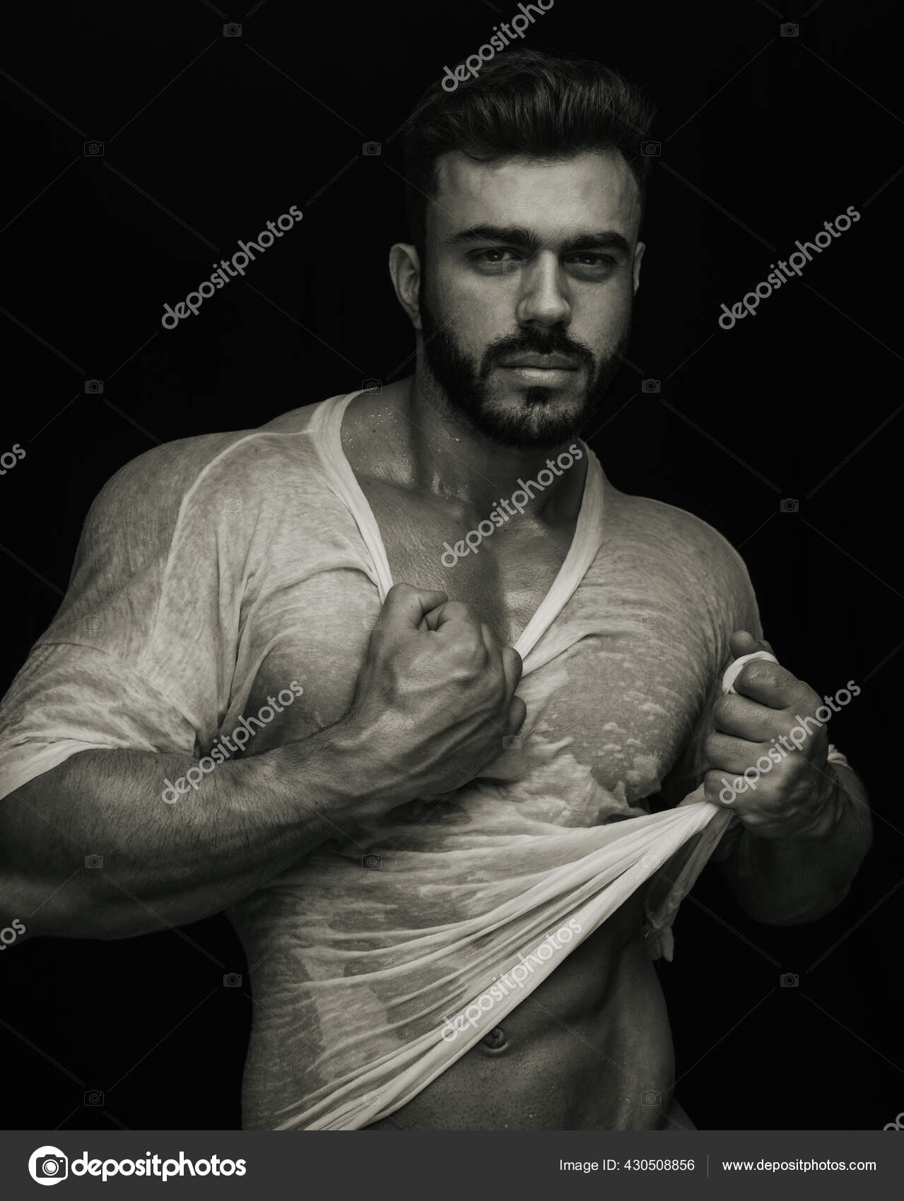Contaminar seriamente anillo Camiseta mojada hombre fotos de stock, imágenes de Camiseta mojada hombre  sin royalties | Depositphotos