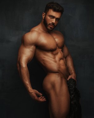 Kas adam karanlık arka planda yan yana duruyor