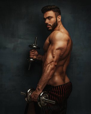 Havlu ve dambılı çıplak erkek model.