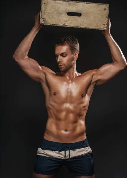 Fitness Modell Med Sportutrustning Studio Muscled Man Tränar Med Låda — Stockfoto