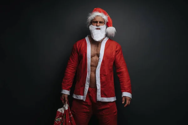 Santa Claus Con Bolsa Regalo Estudio Hombre Musculoso Disfrazado Navidad — Foto de Stock