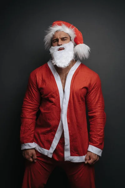 Hombre Musculoso Sombrero Santa Fondo Gris Estudio Hombre Guapo Navidad — Foto de Stock