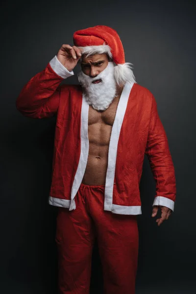 Hombre Musculoso Frunciendo Ceño Disfrazado Santa Claus Estudio Retrato Emocional — Foto de Stock