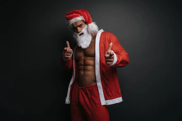 Señalando Con Los Dedos Hombre Musculoso Cámara Disfrazado Santa Claus — Foto de Stock