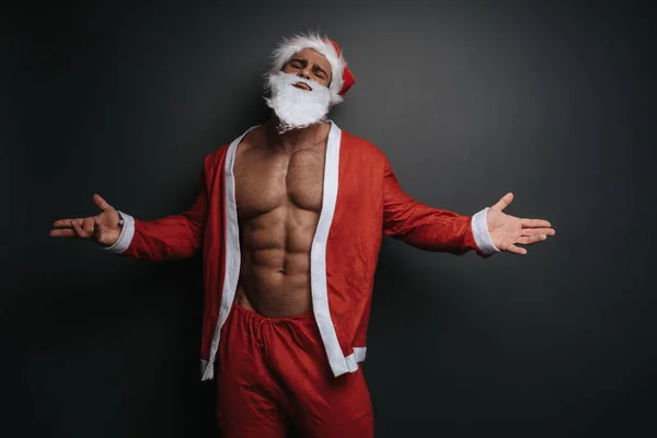 Hombre Musculoso Sin Camisa Disfrazado Papá Noel Con Brazos Extendidos — Foto de Stock