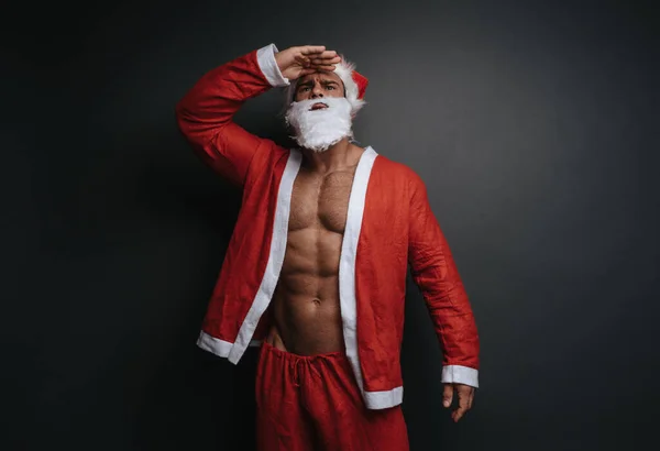 Hombre Musculoso Sin Camisa Disfrazado Papá Noel Estudio Retrato Emocional — Foto de Stock
