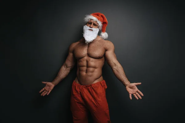 Musculoso Sin Camisa Con Sombrero Santa Claus Sosteniendo Las Manos — Foto de Stock