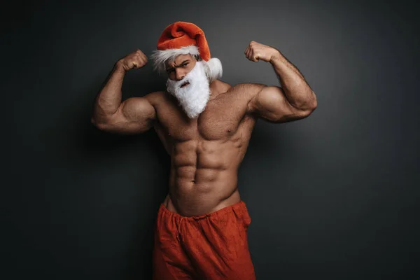 Musculoso Sin Camisa Con Sombrero Santa Claus Mostrando Sus Músculos — Foto de Stock