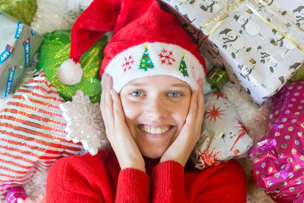 Weihnachtsferien Aufgeregt Fröhliche Junge Frau Umgeben Von Vielen Weihnachtsgeschenken Und Stockbild